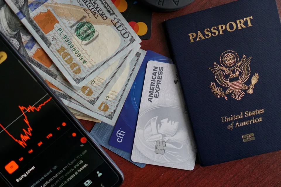 Passeport et carte bancaire posés sur une table