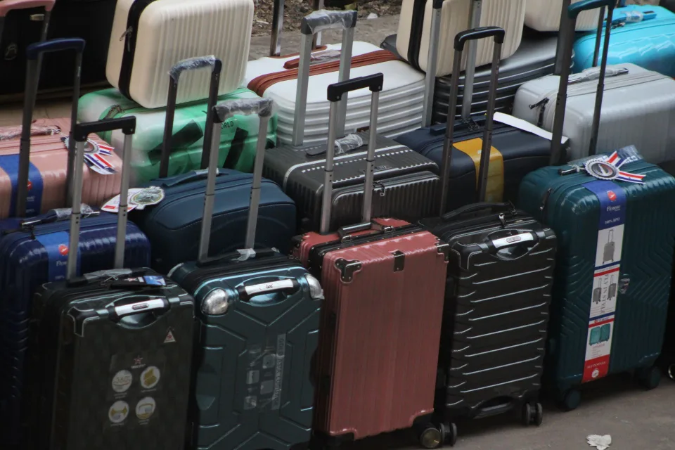 Valise cabine ouverte avec des vêtements pliés
