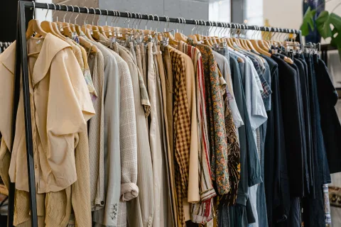 Vêtements de qualité suspendus dans une penderie