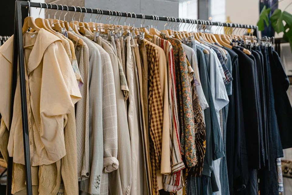 Vêtements de qualité suspendus dans une penderie