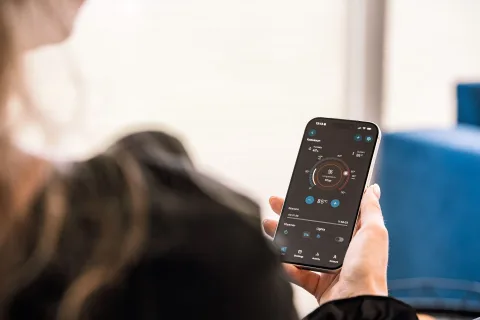 Application de maison connectée affichée sur un téléphone