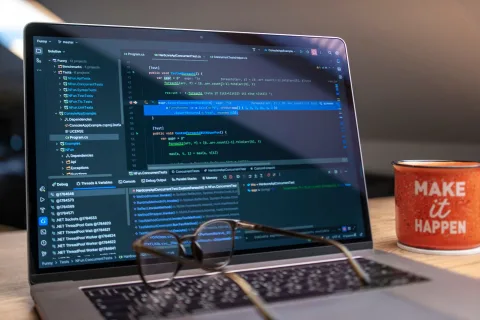 Ordinateur portable affichant plusieurs logiciels ouverts