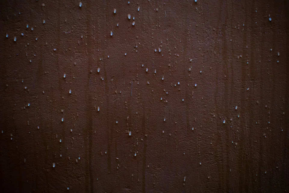 Trace d’humidité dans l’angle d’un mur intérieur