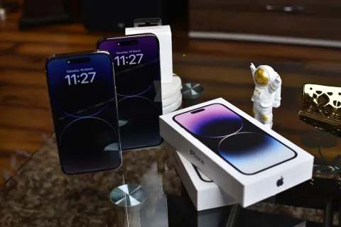 Smartphone reconditionné sorti de son emballage