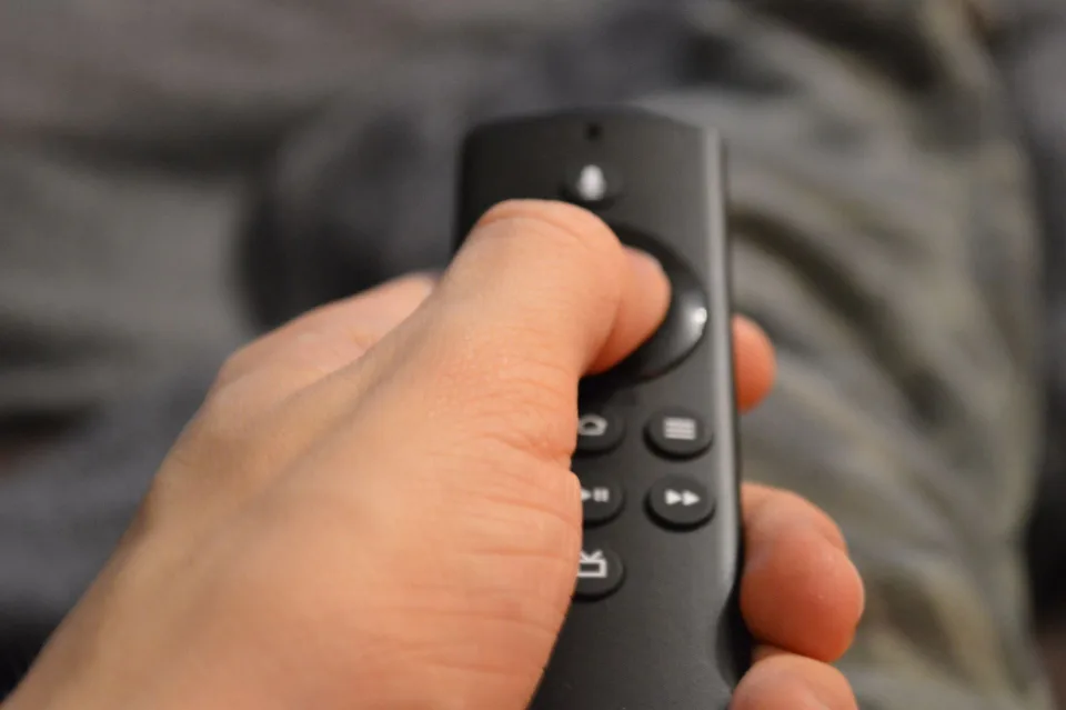 Télécommande devant un écran affichant un catalogue de films