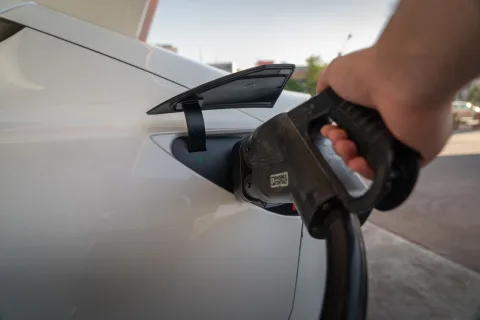 Voiture électrique branchée à une borne de recharge