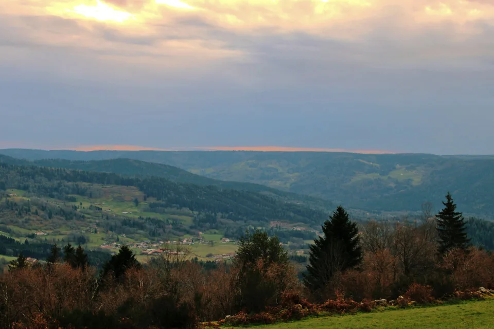 Village français en automne sous une lumière rasante