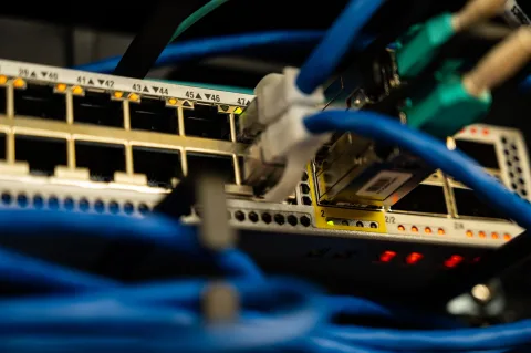 Un boîtier domotique local connecté à un routeur réseau sans fils internet
