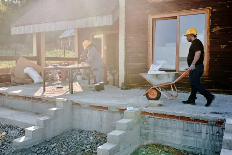 Un artisan RGE présente un devis de travaux d'isolation thermique conforme aux exigences de l'Anah.