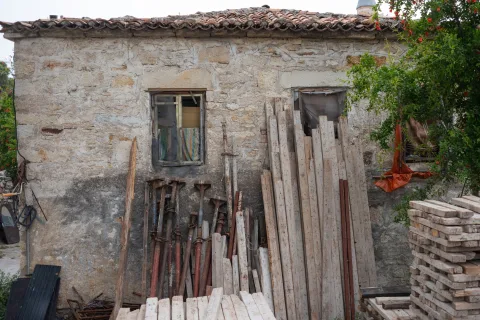 Pose de panneaux isolants en fibre de bois sur un mur intérieur en pierre d'une maison ancienne.