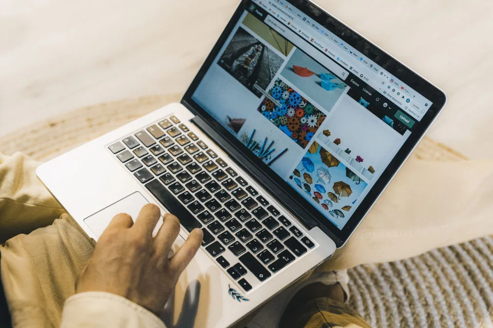 Un écran d'ordinateur affichant une interface de recherche épurée sans publicités.