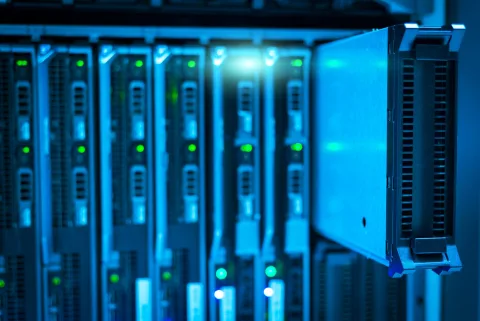 Un écran d'ordinateur affichant un bouclier de sécurité numérique sur fond de lignes de code