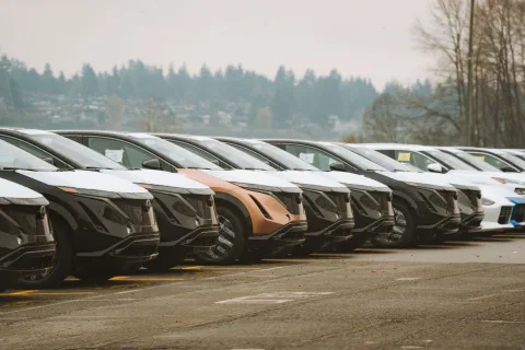 Rangées de voitures neuves alignées dans le showroom d'une concession automobile moderne