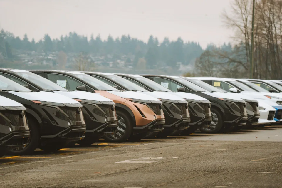 Rangées de voitures neuves alignées dans le showroom d'une concession automobile moderne