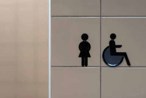 Une salle de bains moderne et lumineuse avec une douche italienne à fleur de sol.