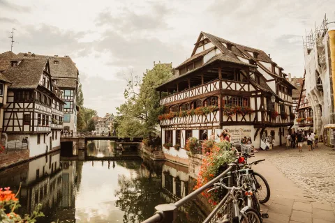 Un cycliste pédale sur la voie verte ombragée le long du canal de Bourgogne.