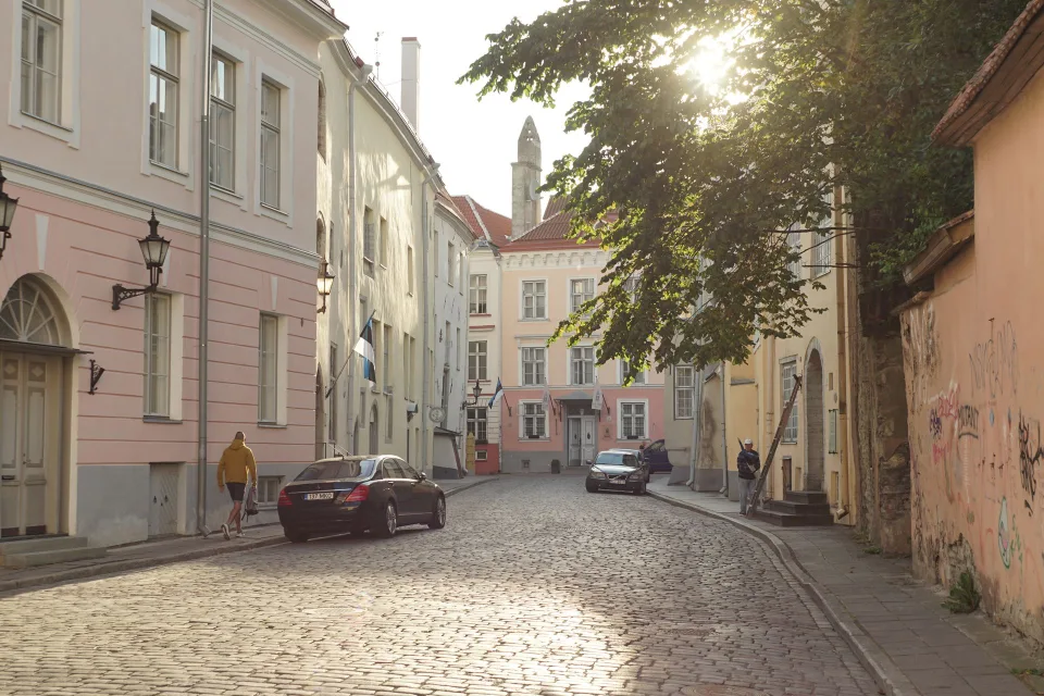 Une ruelle pavée et calme dans une charmante ville européenne peu fréquentée.