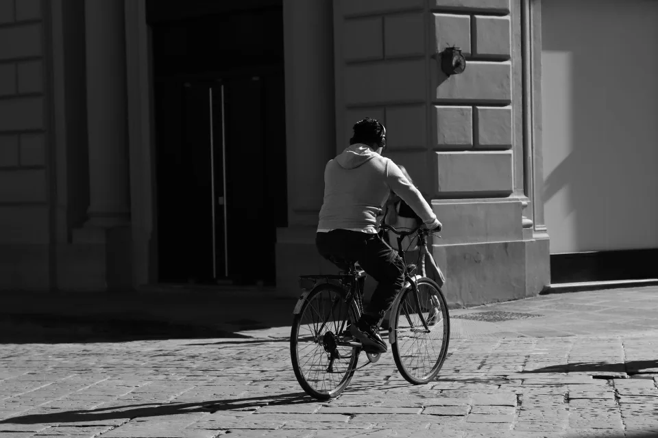 Gros plan sur les pneus d'un vélo de ville roulant sur des pavés urbains mouillés