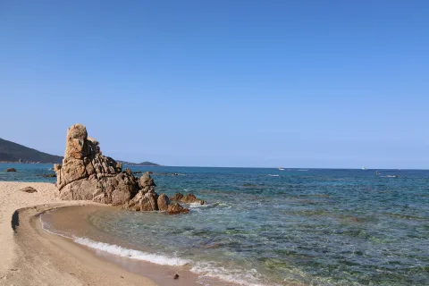 Une plage ensoleillée et paisible en Méditerranée durant l'arrière-saison.