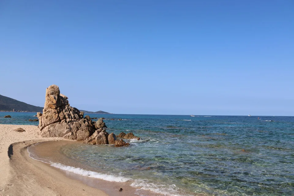 Une plage ensoleillée et paisible en Méditerranée durant l'arrière-saison.