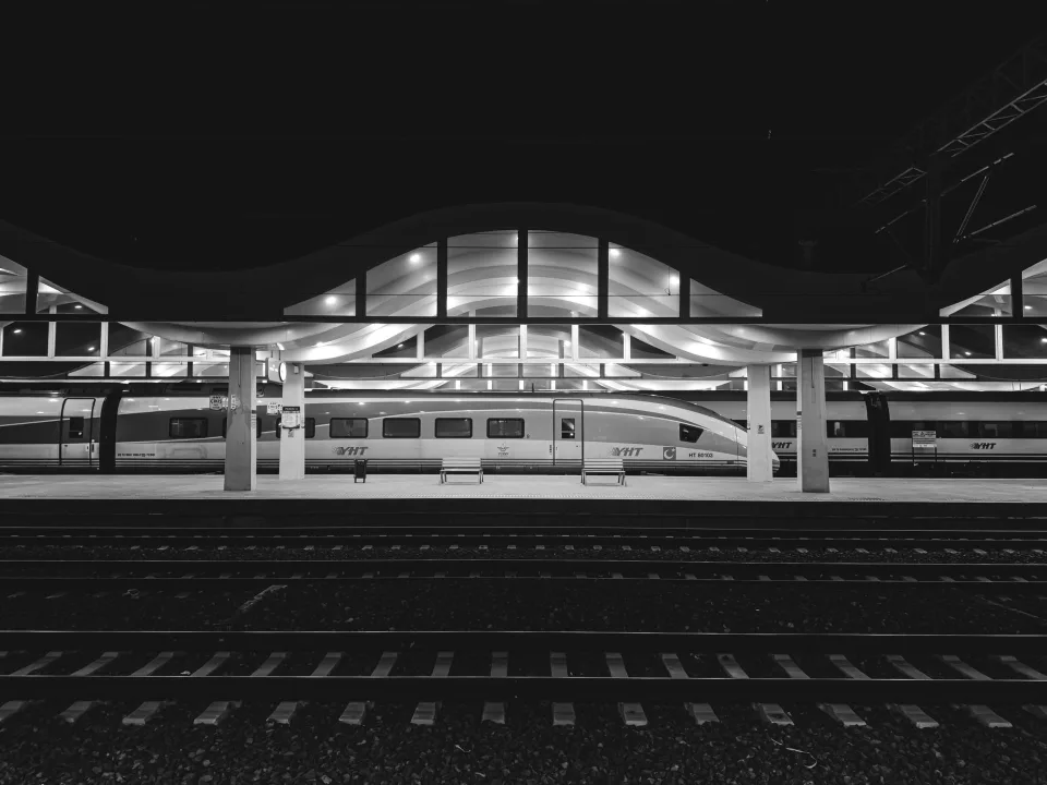 Un TGV français stationné sur le quai d'une gare enneigée en hiver.