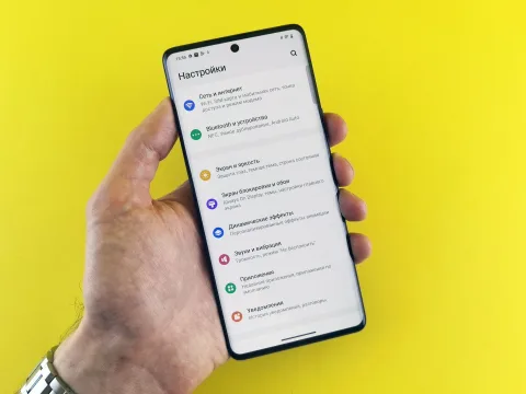 Un smartphone posé sur une table en bois affichant un écran propre et épuré.