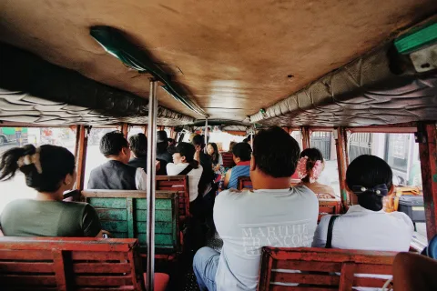 Un groupe de collègues de travail souriants partageant un trajet en voiture.