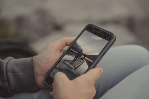 Un smartphone affichant un écran de configuration de sécurité eSIM