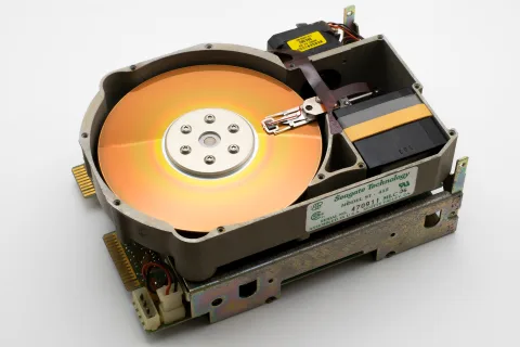 Un écran d'ordinateur affichant une carte visuelle colorée des fichiers d'un disque dur saturé.