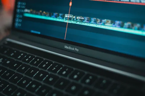 Capture d'écran d'un ordinateur portable montrant le processus de découpe rapide d'un fichier vidéo volumineux.