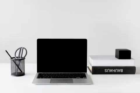 Un écran d'ordinateur portable affichant une boîte de réception vide avec un bureau propre en arrière-plan.