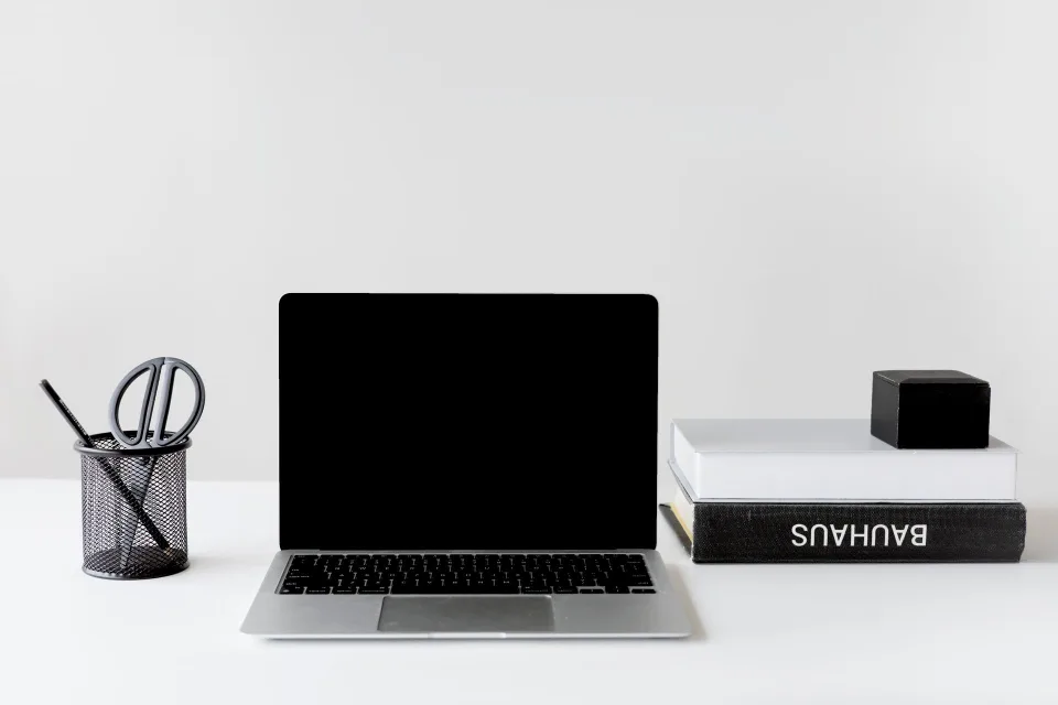Un écran d'ordinateur portable affichant une boîte de réception vide avec un bureau propre en arrière-plan.