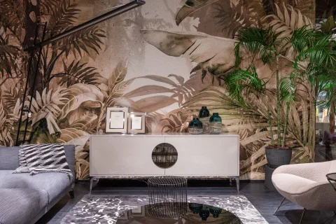 Un salon moderne avec un pan de mur habillé d'un papier peint au motif tapisserie floral délicat.