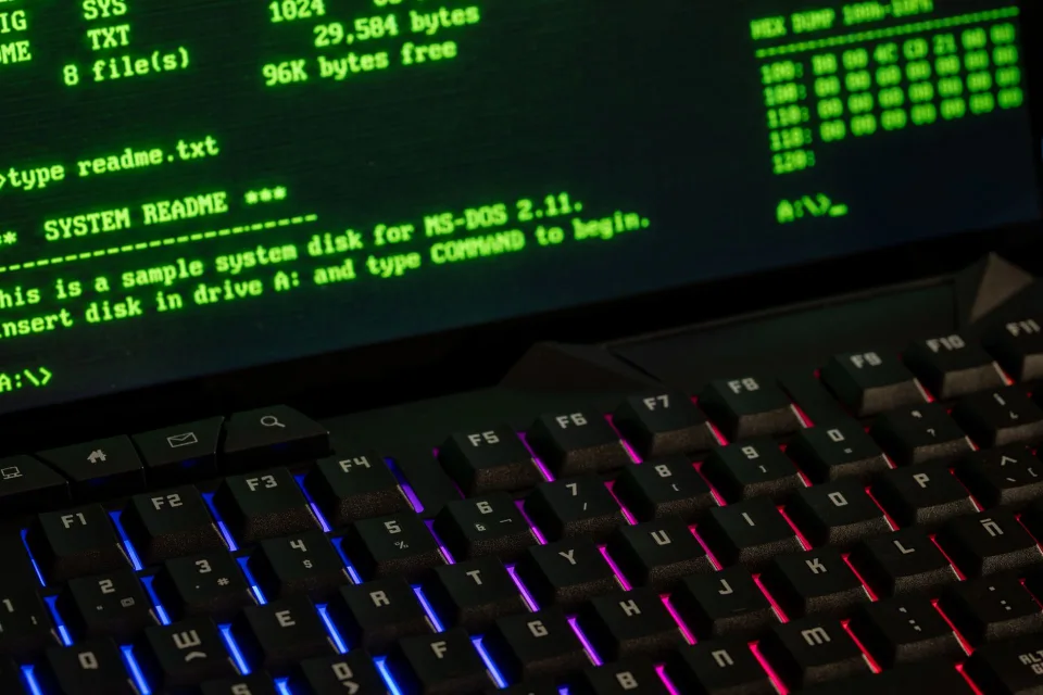 Un écran d'ordinateur affichant l'interface de ChatGPT à côté d'un cadenas physique symbolisant la sécurité.