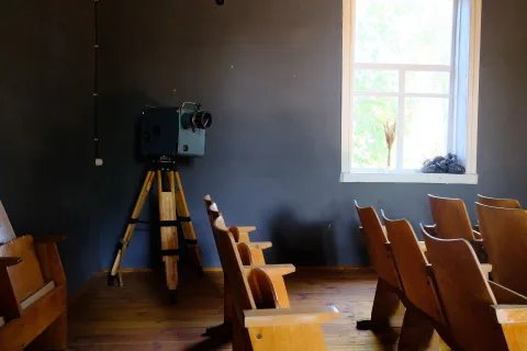 Un projecteur de cinéma rétro diffusant de la lumière dans une pièce sombre.