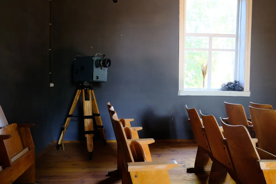Un projecteur de cinéma rétro diffusant de la lumière dans une pièce sombre.