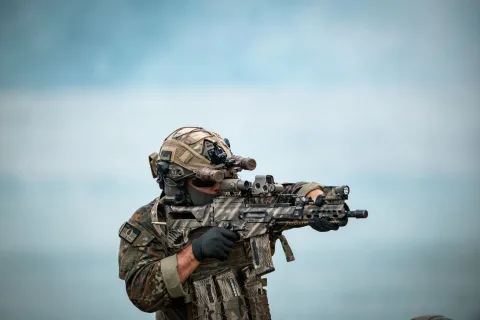 Scène d'action tactique rappelant l'ambiance de la série Fauda