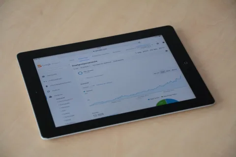 Une tablette Android fixée au mur de la maison affichant l'interface de contrôle d'une maison connectée.