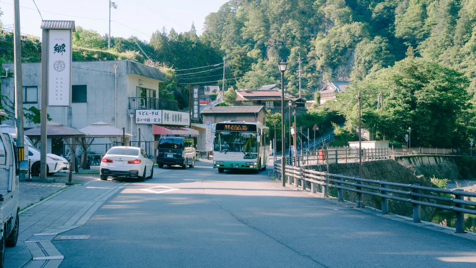 Un petit bus de transport à la demande s'arrêtant sur une route de campagne française.