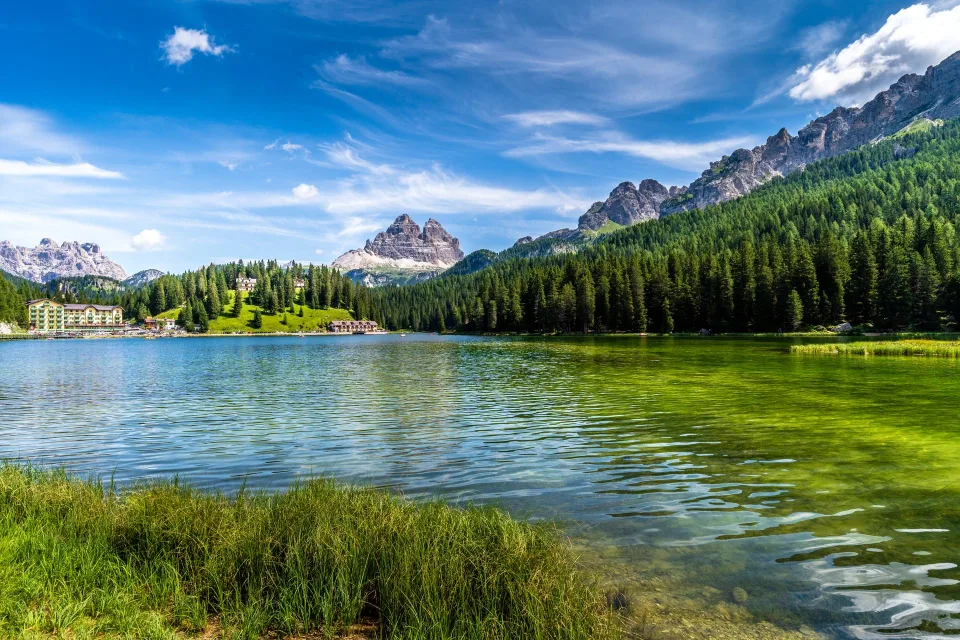 Un lac alpin bleu turquoise entouré par les sommets des Dolomites