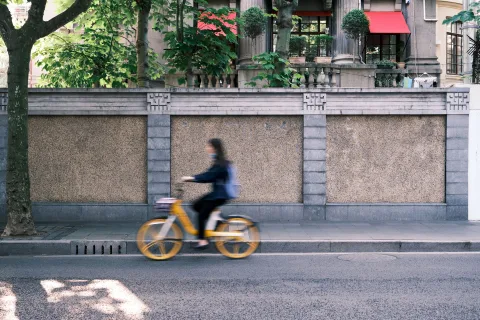 Gros plan sur une transmission par courroie en carbone sur un vélo de ville noir.